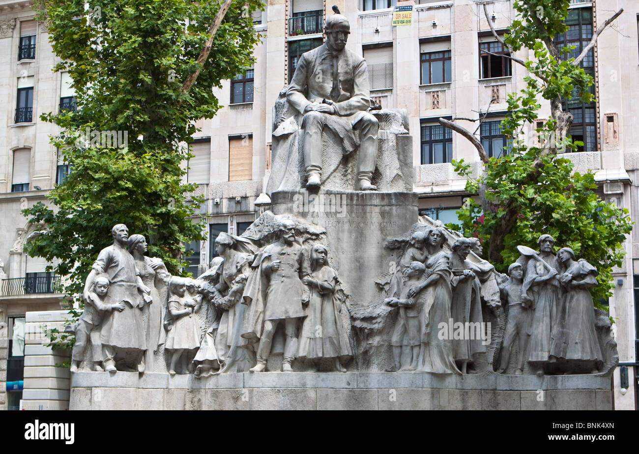 Vorosmarty Statue en place Vorosmarty Budapest Banque D'Images