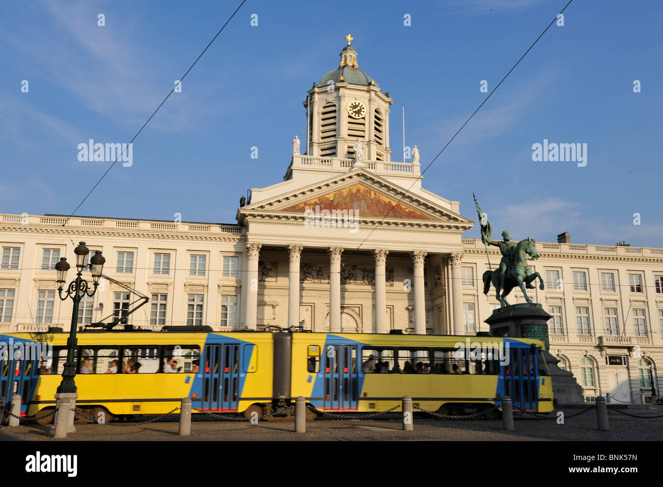 La Place Royale Koudenberg l'église Saint Jacques-sur-Coudenberg Koningsplein statue de Godefroid de Bouillon tramways Banque D'Images