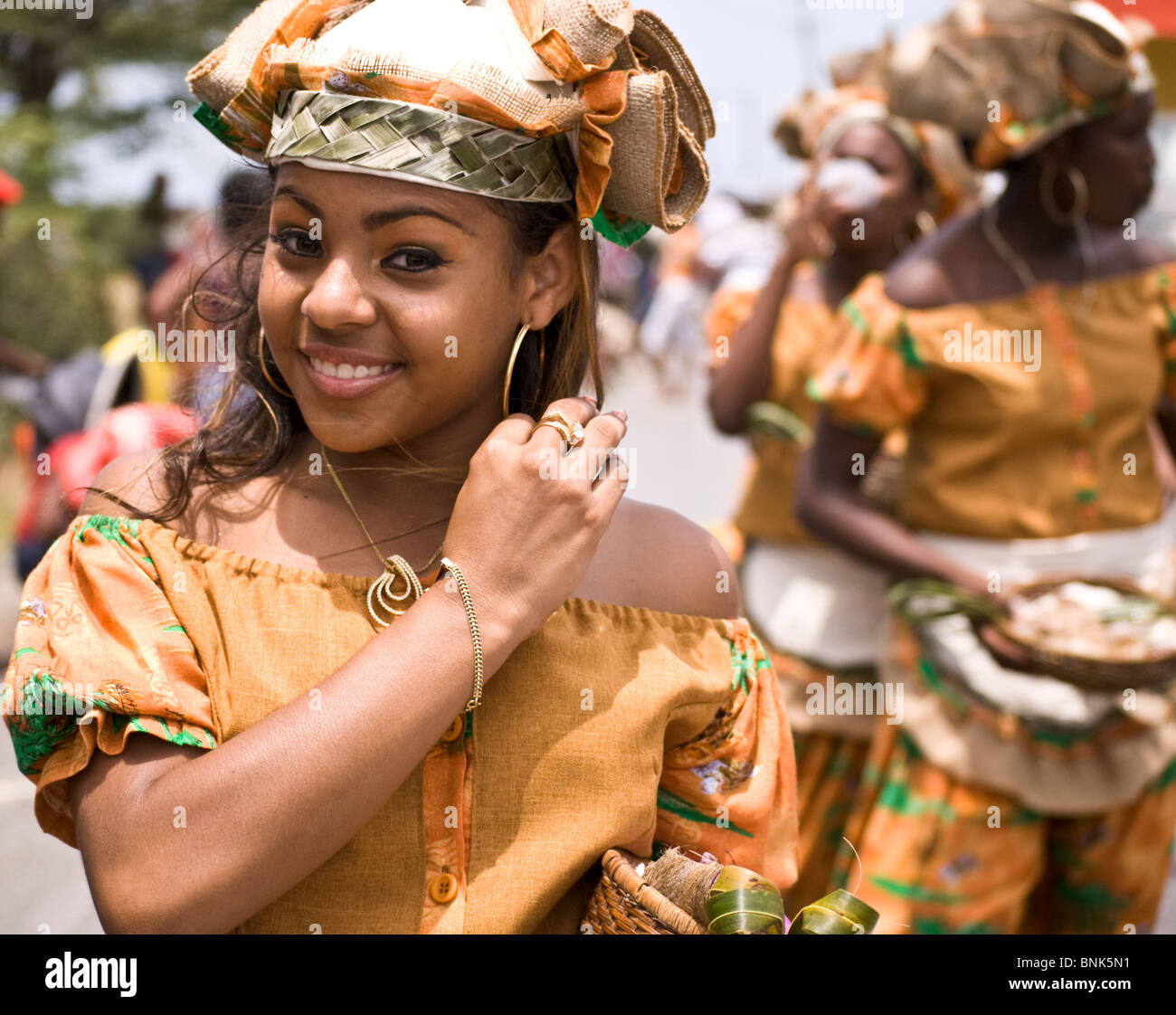 Jolie fille locale prend le temps de sortir pour une photo lors de l'une des routines de danse, Seu Festival, Curacao Banque D'Images