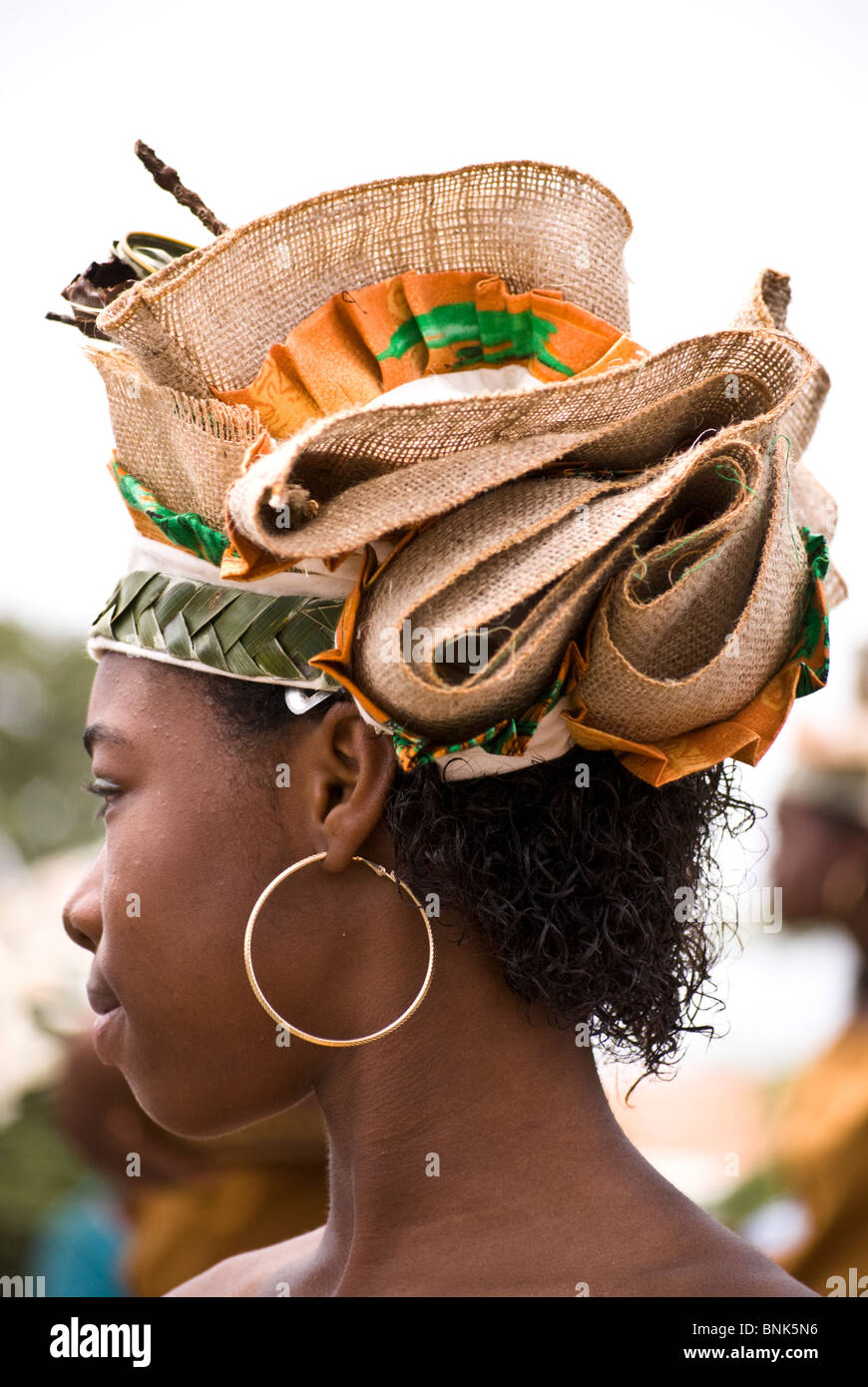 Close up détails de la tête traditionnelles complexes robe portée par cette jeune femme au cours de la célébration de la fête de Seu Banque D'Images