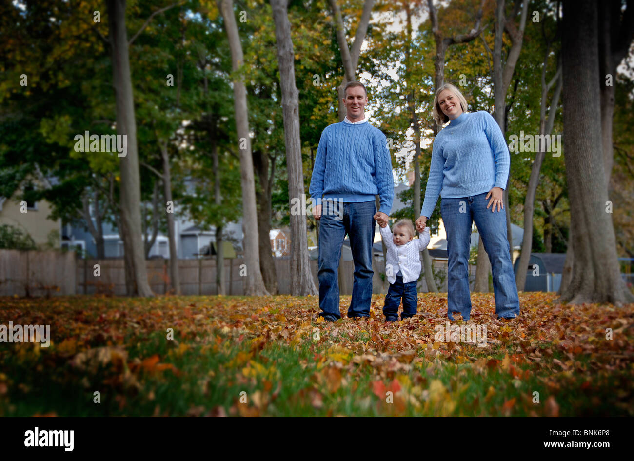 Une famille bénéficie d'un jour à l'extérieur de l'automne. Banque D'Images