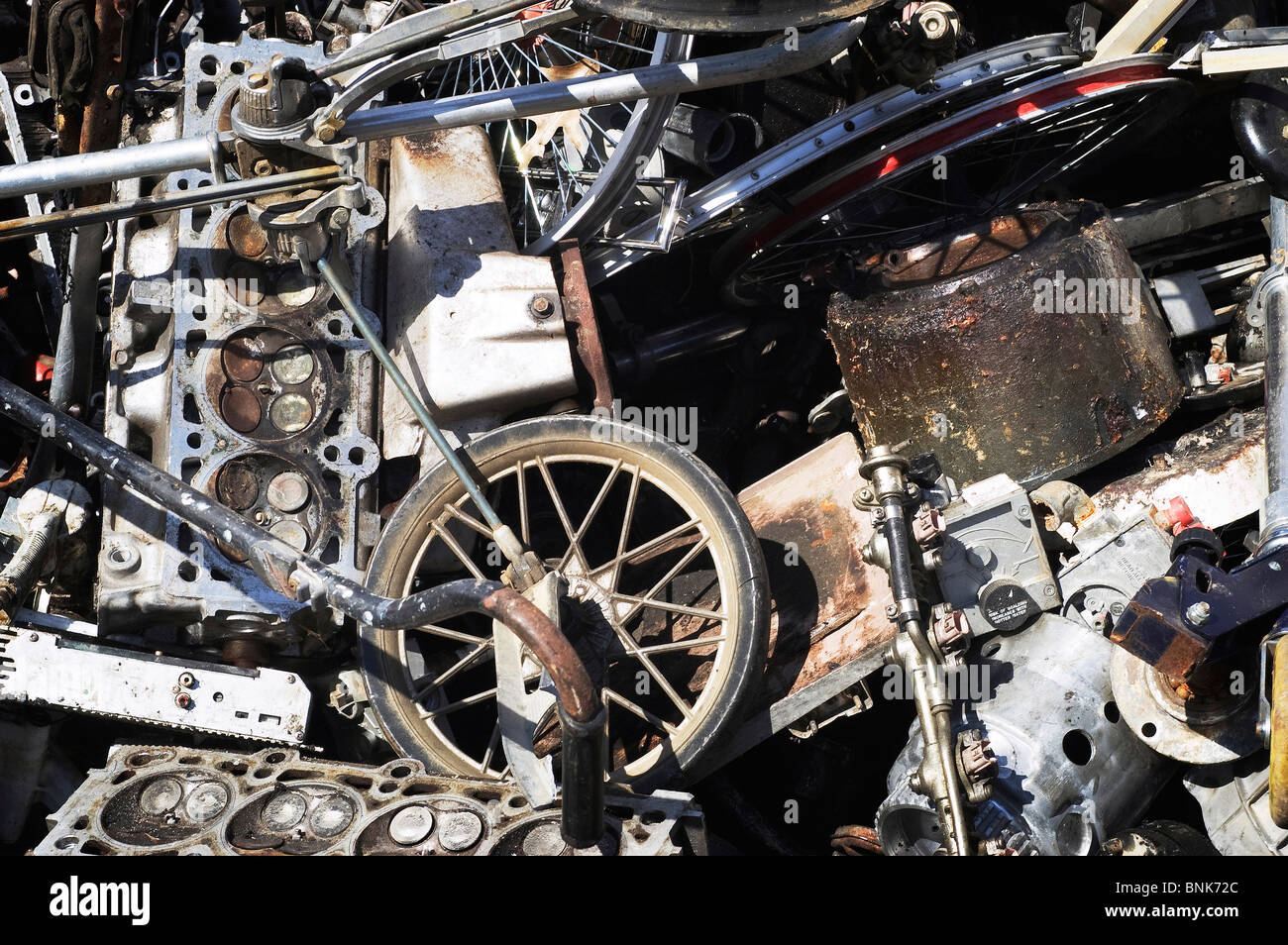 Les moteurs de roues et de ferraille prêt pour le recyclage dans un parc à ferrailles. Banque D'Images