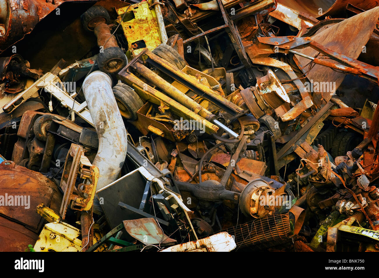 Scrap Metal Industriel empilés et prêt pour le recyclage. Banque D'Images