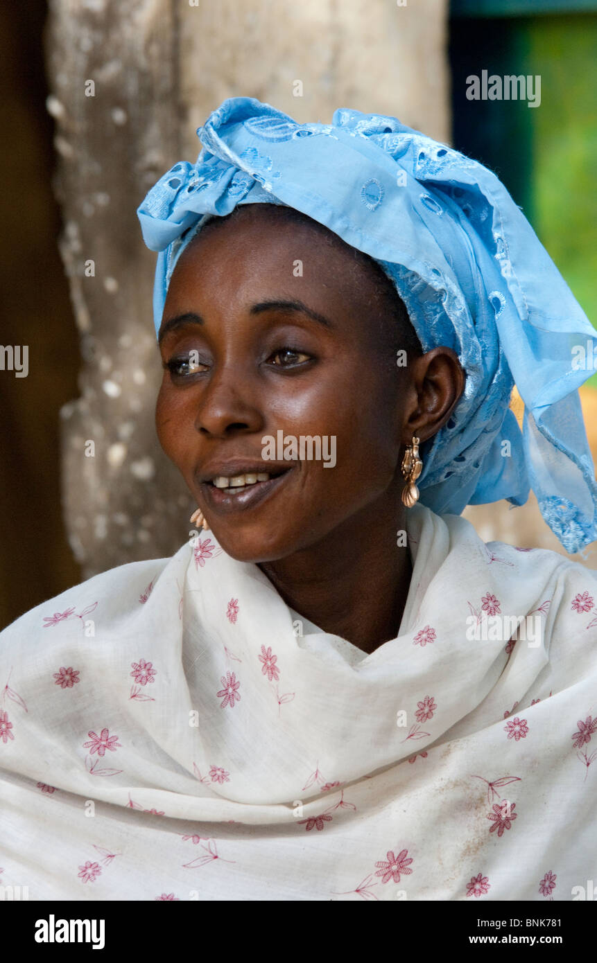 Afrique, Sénégal, Dakar. Village Wolof, le plus grand groupe ethnique du Sénégal, principalement les agriculteurs et pêcheurs. Belle femme locale. Banque D'Images