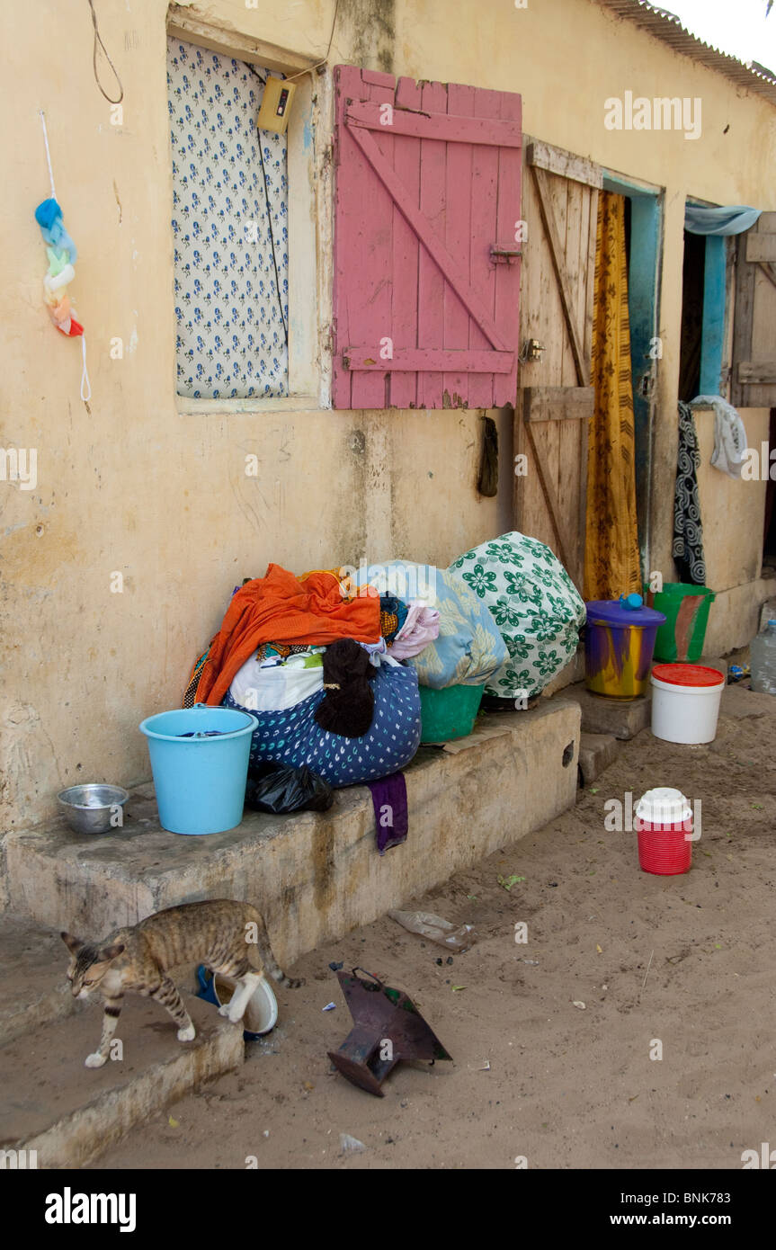 Afrique, Sénégal, Dakar. Village Wolof, le plus grand groupe ethnique du Sénégal. Wolof sénégalais typique maison. Banque D'Images