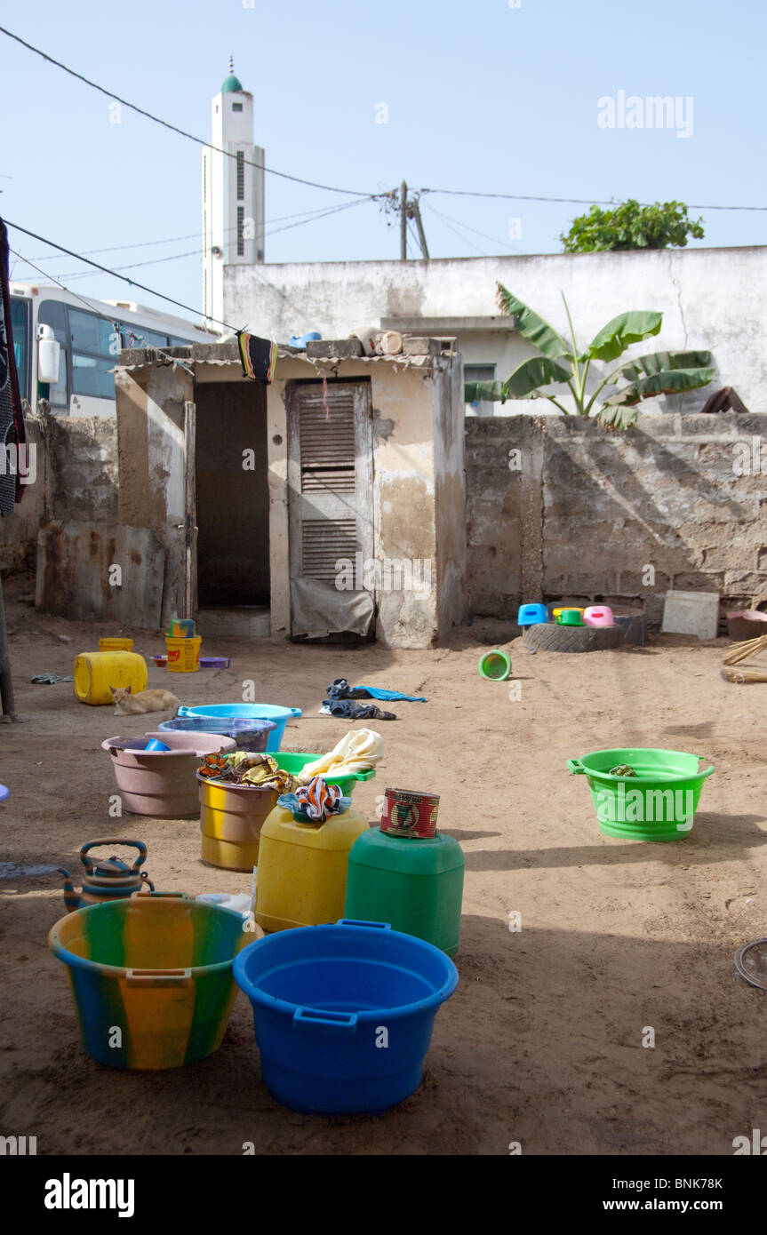 Afrique, Sénégal, Dakar. Village Wolof, le plus grand groupe ethnique du Sénégal. Wolof sénégalais typique accueil, récipients pour l'eau douce Banque D'Images