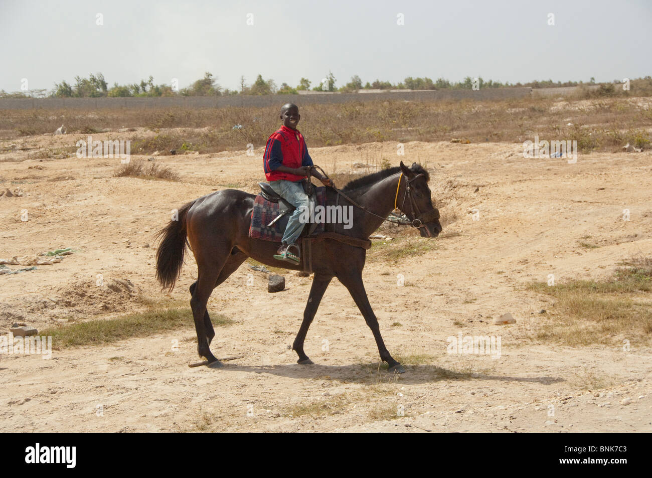 Afrique, Sénégal, Dakar. Le Lac Rose de Retba. Teen boy à cheval. Banque D'Images