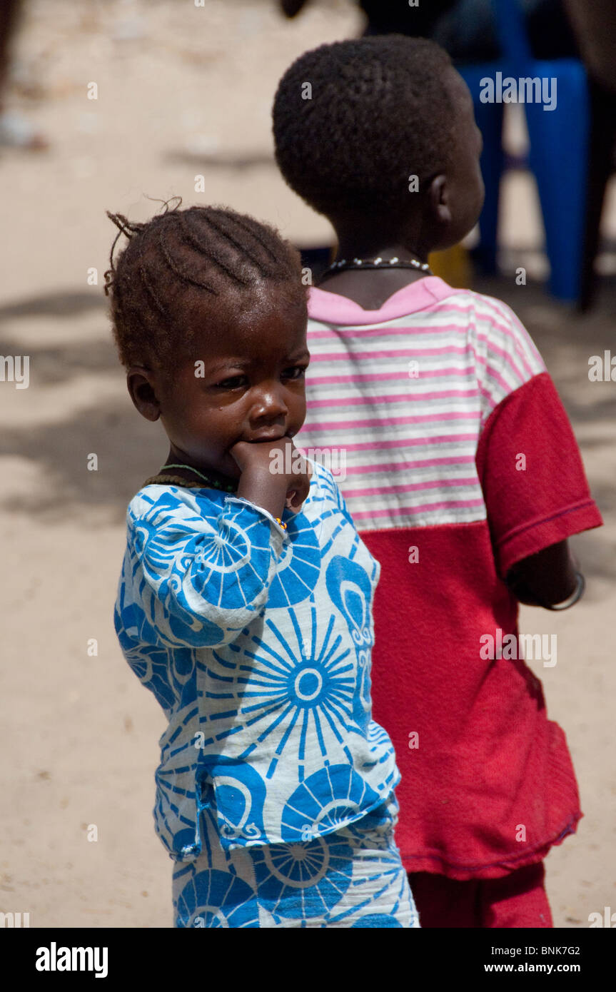 Afrique, Sénégal, Dakar. Village peul, semi-nomade situé le long des rives du Lac Rose de Retba. Les enfants du village. Banque D'Images
