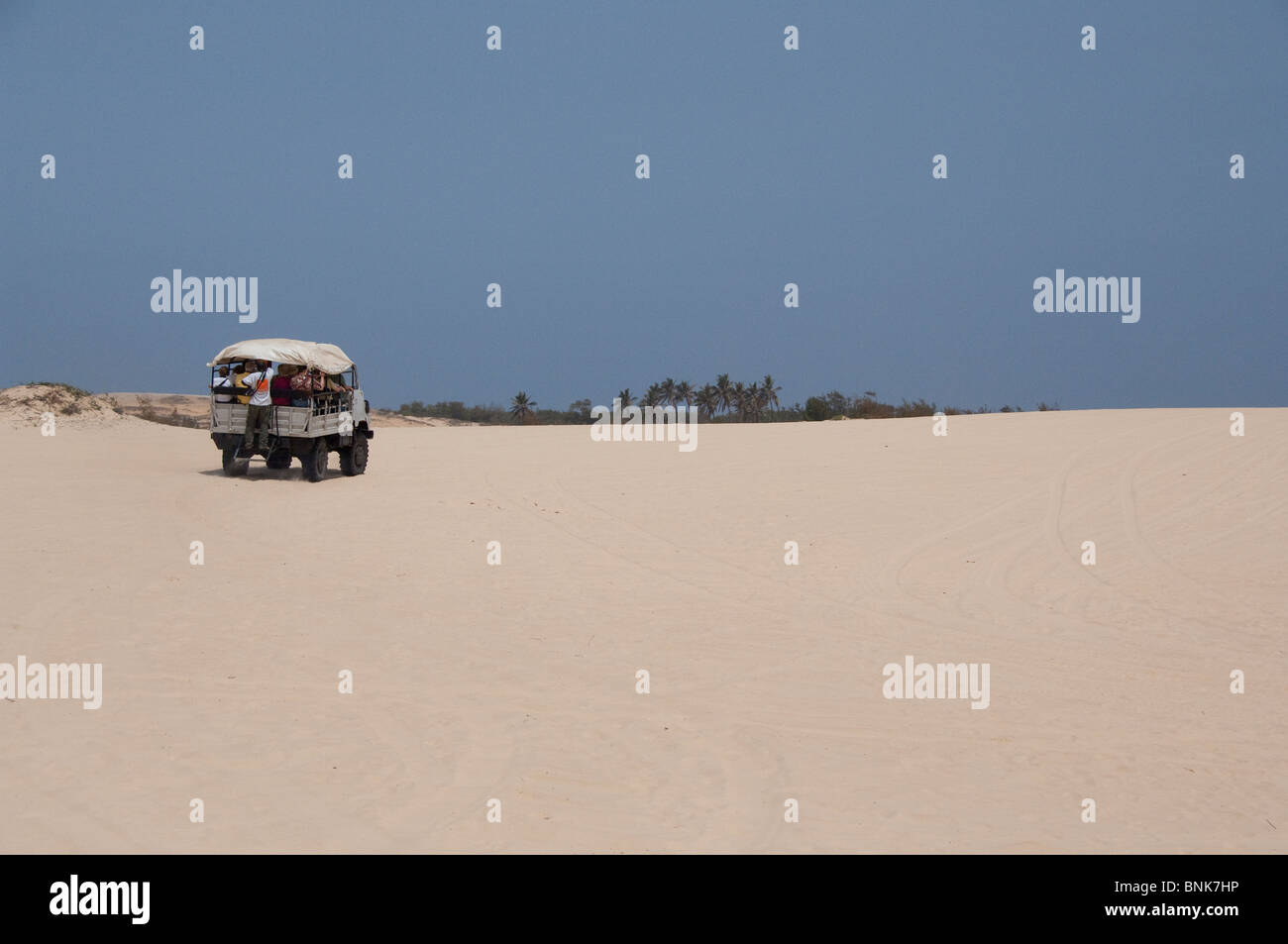 Afrique, Sénégal, Dakar. Explorer les dunes de sable autour du Lac Rose de Retba en 4x4, jeeps. Banque D'Images