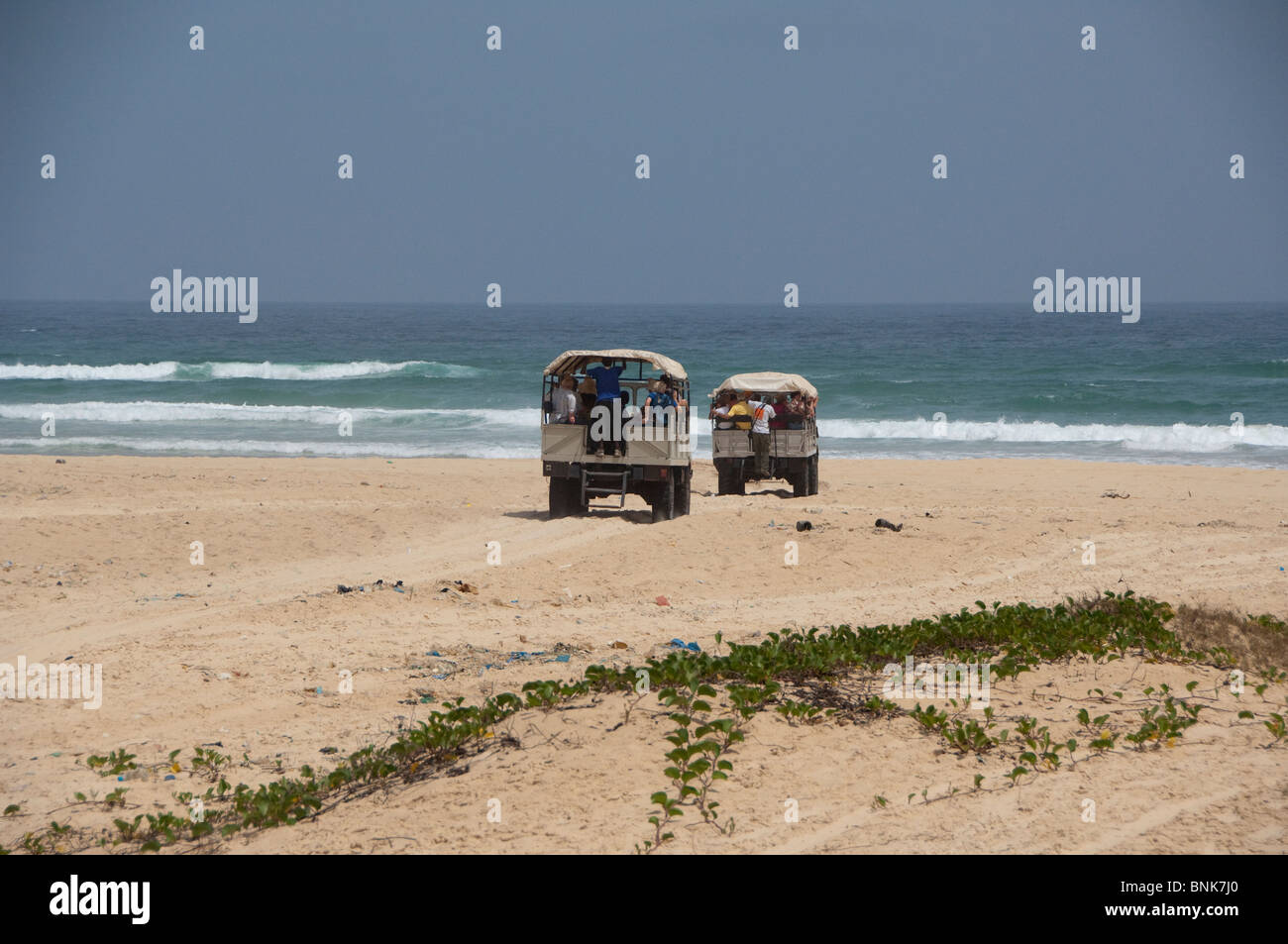 Afrique, Sénégal, Dakar. Explorer les dunes de sable et la plage autour du Lac Rose de Retba. Les touristes à la découverte de la plage de l'Atlantique Banque D'Images