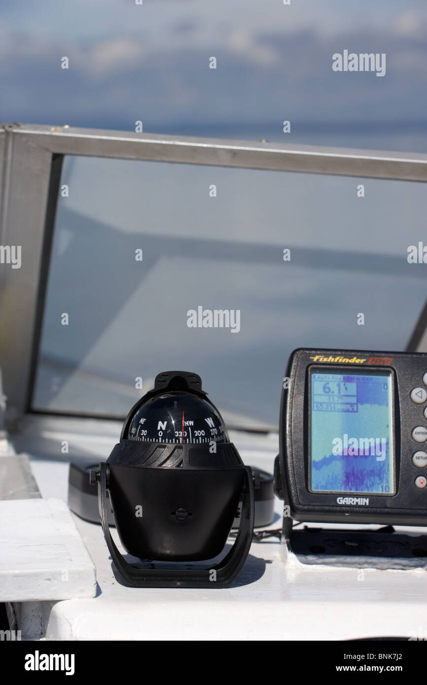 Petite vedette y compris instruments compas pivotant pour la navigation et le sonar fishfinder Banque D'Images