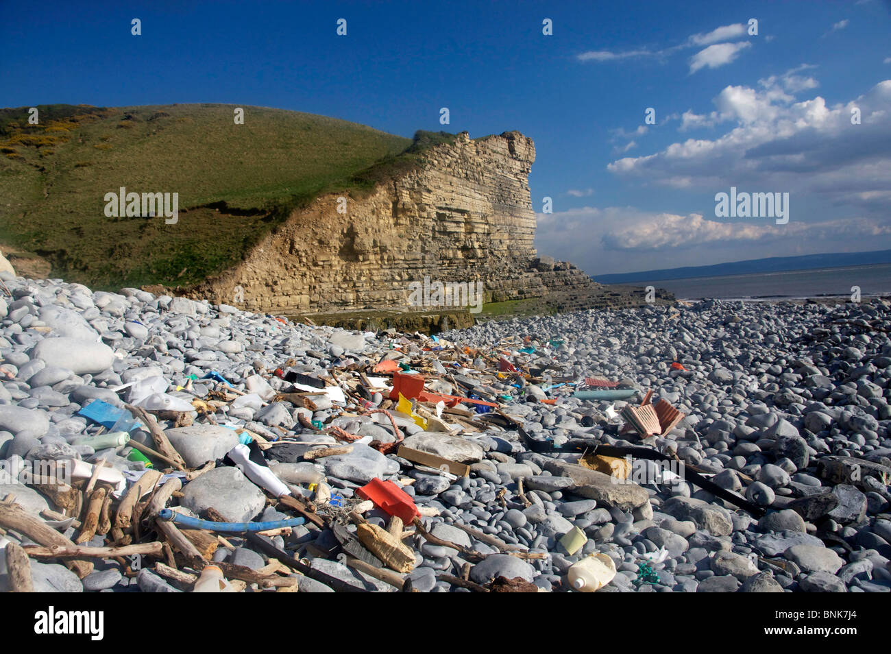 Ordures et déchets échoués sur une plage de galets près de Southerndown Vale of Glamorgan Heritage Coast South Wales UK Banque D'Images