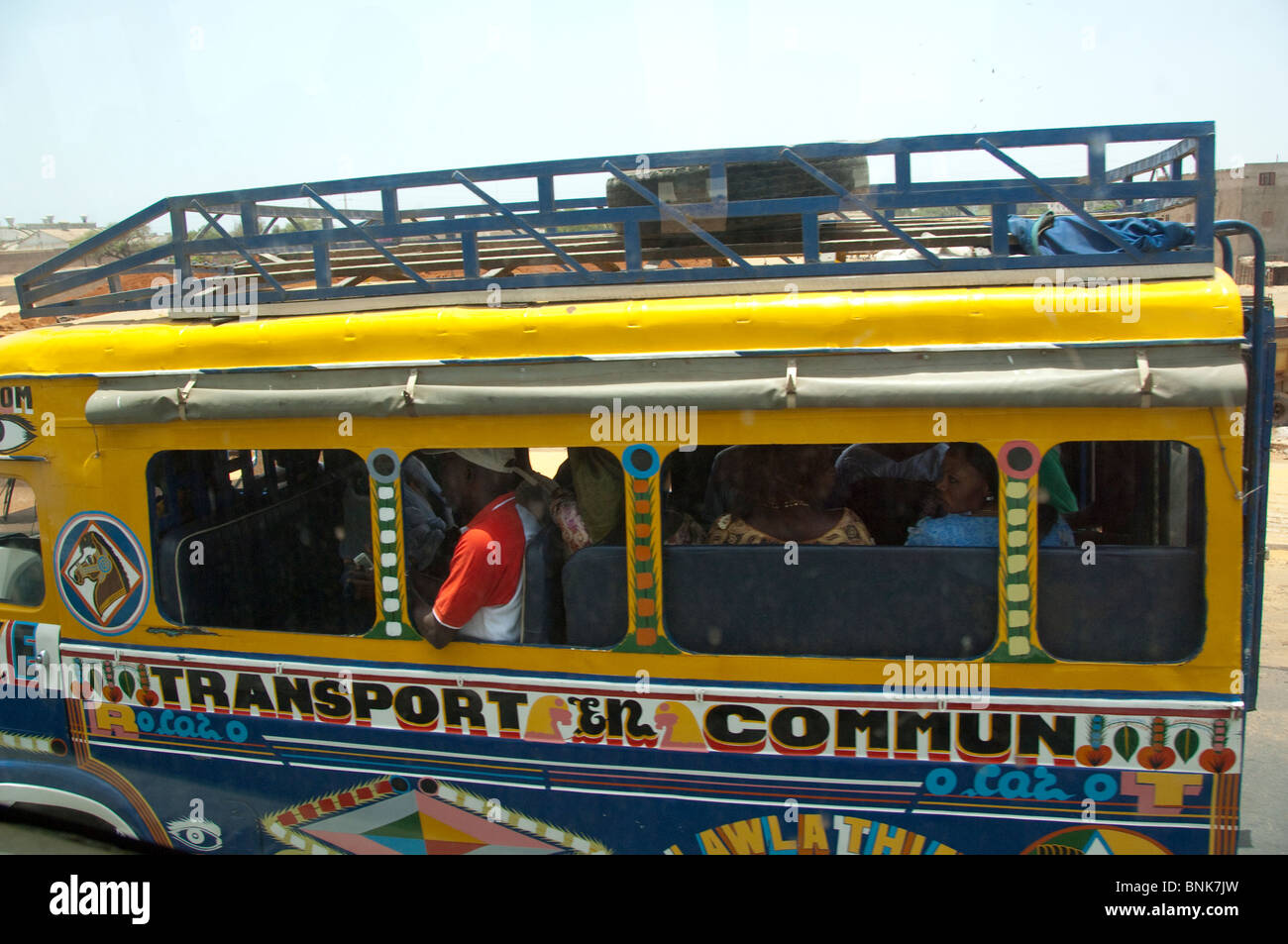 Afrique, Sénégal, Dakar. Bus bondé typique. Banque D'Images