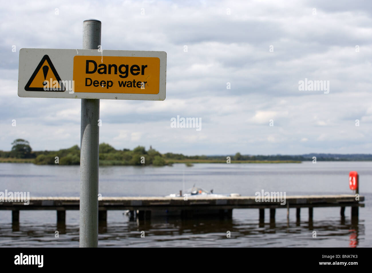 Signe de l'eau profond danger sur la jetée de Coney Island Lough Neagh en Irlande du Nord uk Banque D'Images