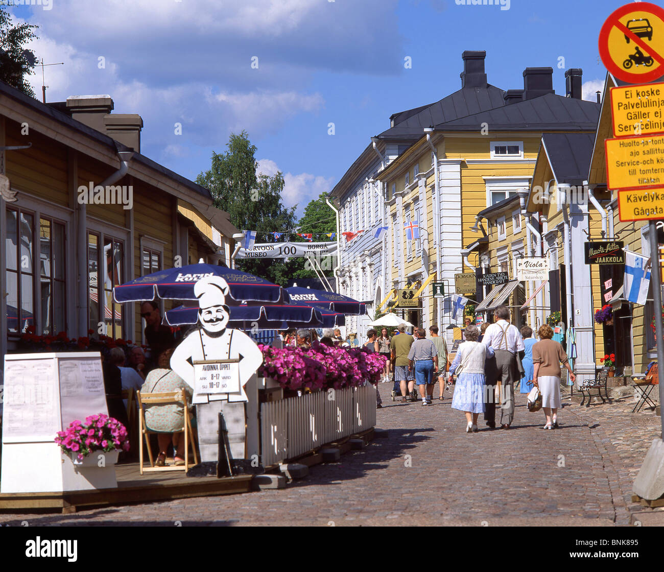 Rue pavée de la vieille ville de Porvoo, Uusimaa, région, République de Finlande Banque D'Images