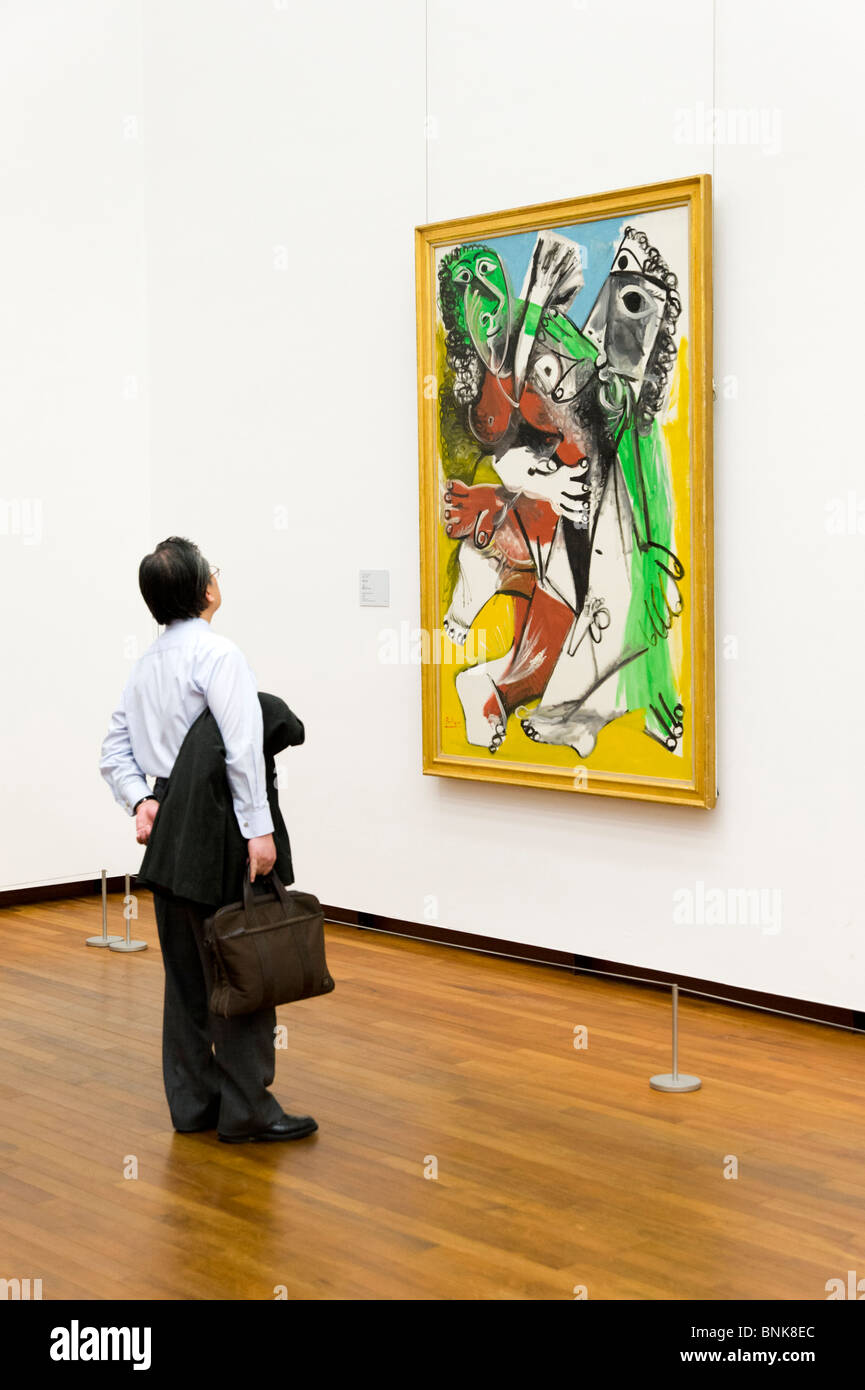 Businessman looking at peinture Picasso dans le National Museum of Western Art, Tokyo, Japon Banque D'Images