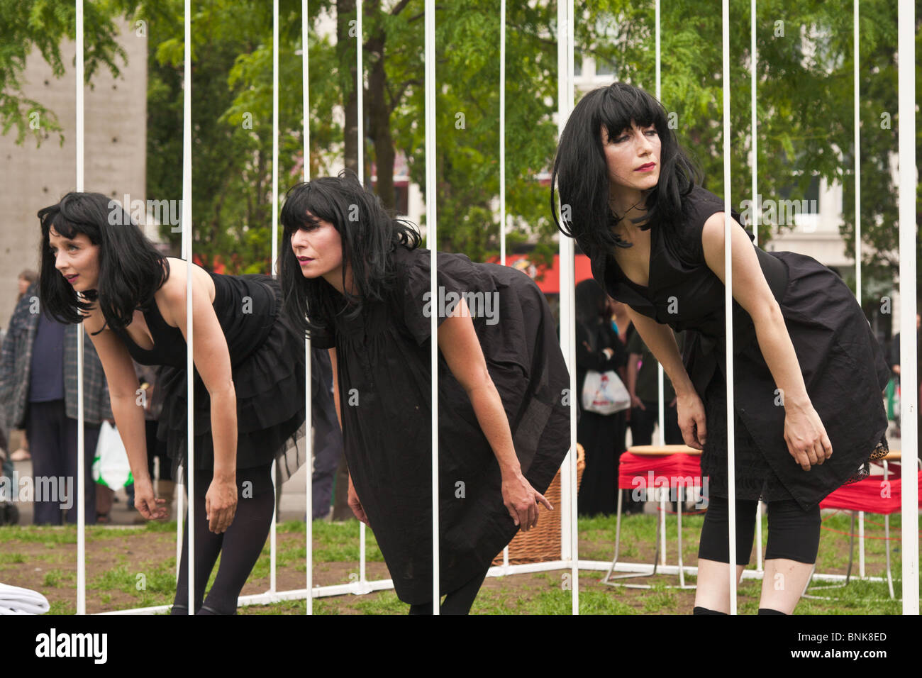 L'expérience du FEM House dance company performing 'Trois Corbeaux dans une route" dans le cadre du festival 3 jours Manchester se déplace en milieu urbain 2010 Banque D'Images