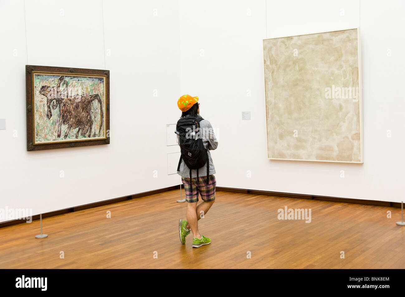 Jeune homme à la recherche de l'art moderne du National Museum of Western Art, Tokyo, Japon Banque D'Images