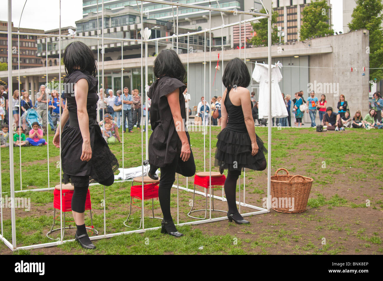 L'expérience du FEM House dance company performing 'Trois Corbeaux dans une route" dans le cadre du festival 3 jours Manchester se déplace en milieu urbain 2010 Banque D'Images