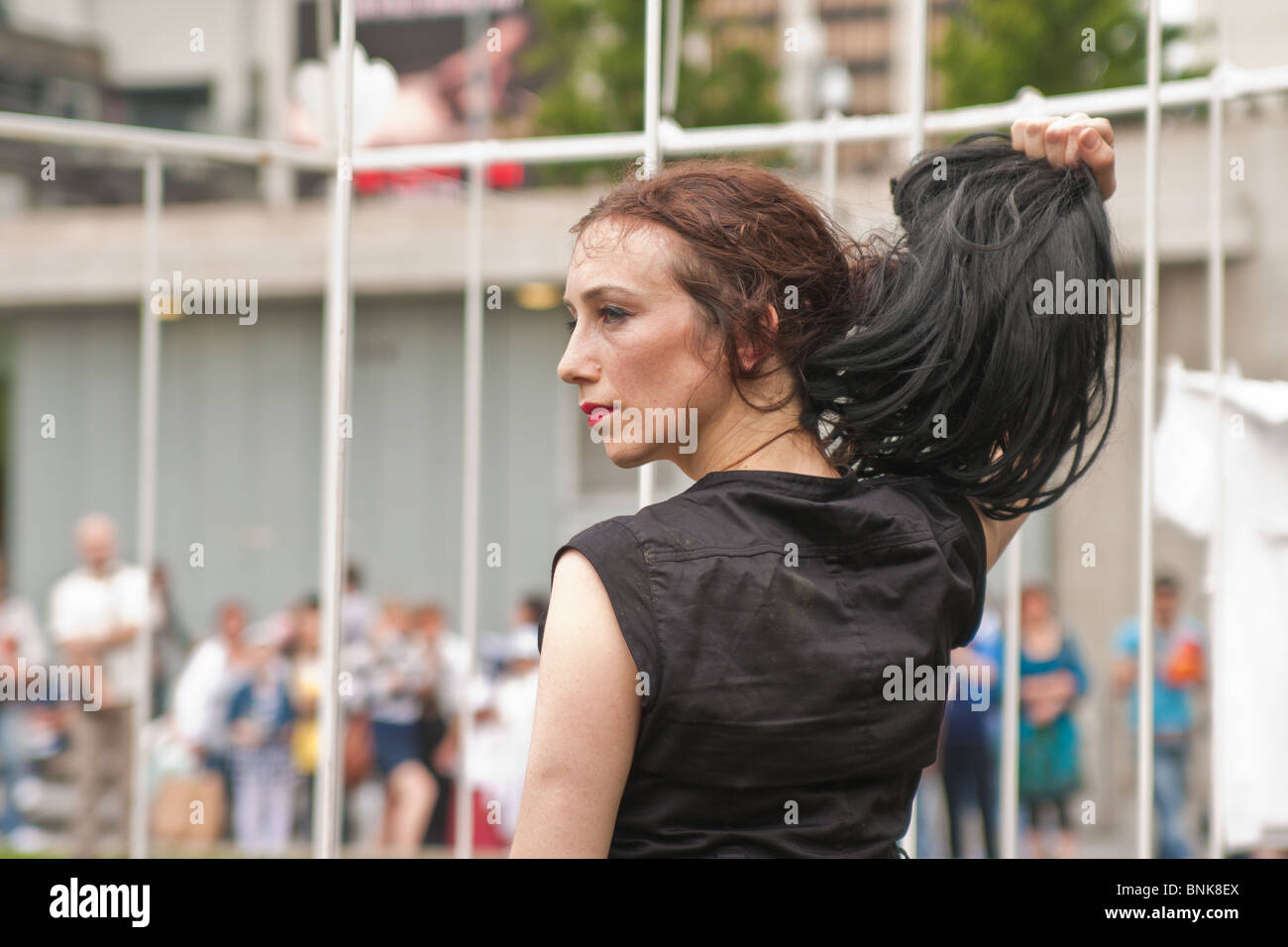L'expérience du FEM House dance company performing 'Trois Corbeaux dans une route" dans le cadre du festival 3 jours Manchester se déplace en milieu urbain 2010 Banque D'Images