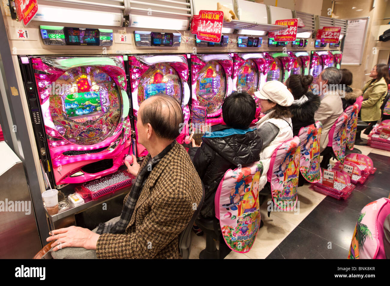 Salon de pachinko, Tokyo, Japon Banque D'Images
