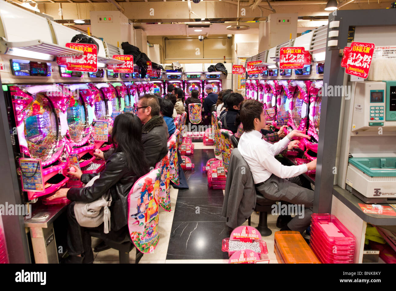 Salon de pachinko, Tokyo, Japon Banque D'Images