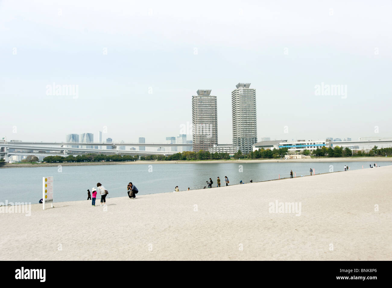 Plage artificielle à Odaiba Seaside Park, Tokyo, Japon Banque D'Images