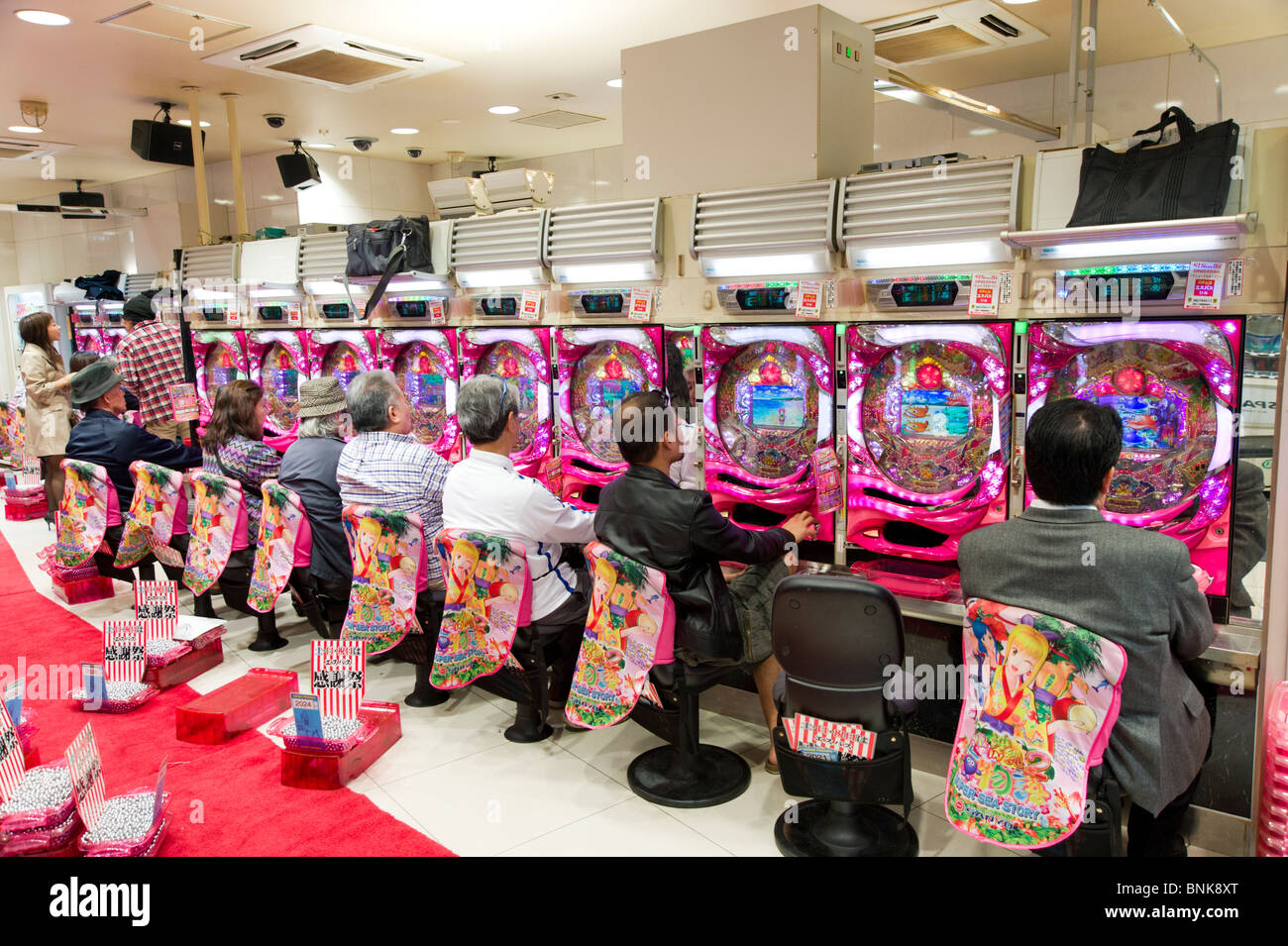 Salon de pachinko, Tokyo, Japon Banque D'Images