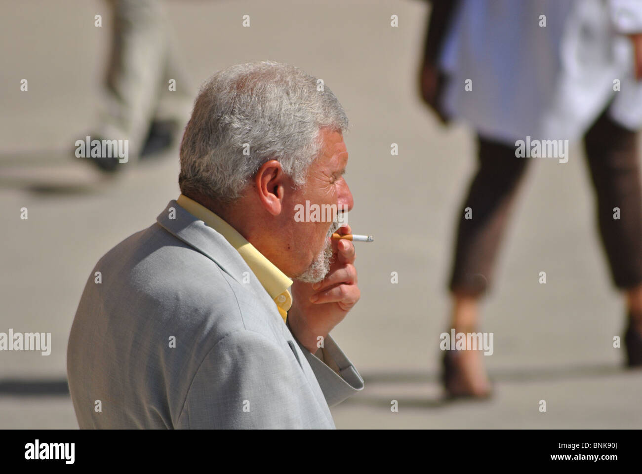 Homme d'affaires italien cigarette, Venise, Italie Banque D'Images