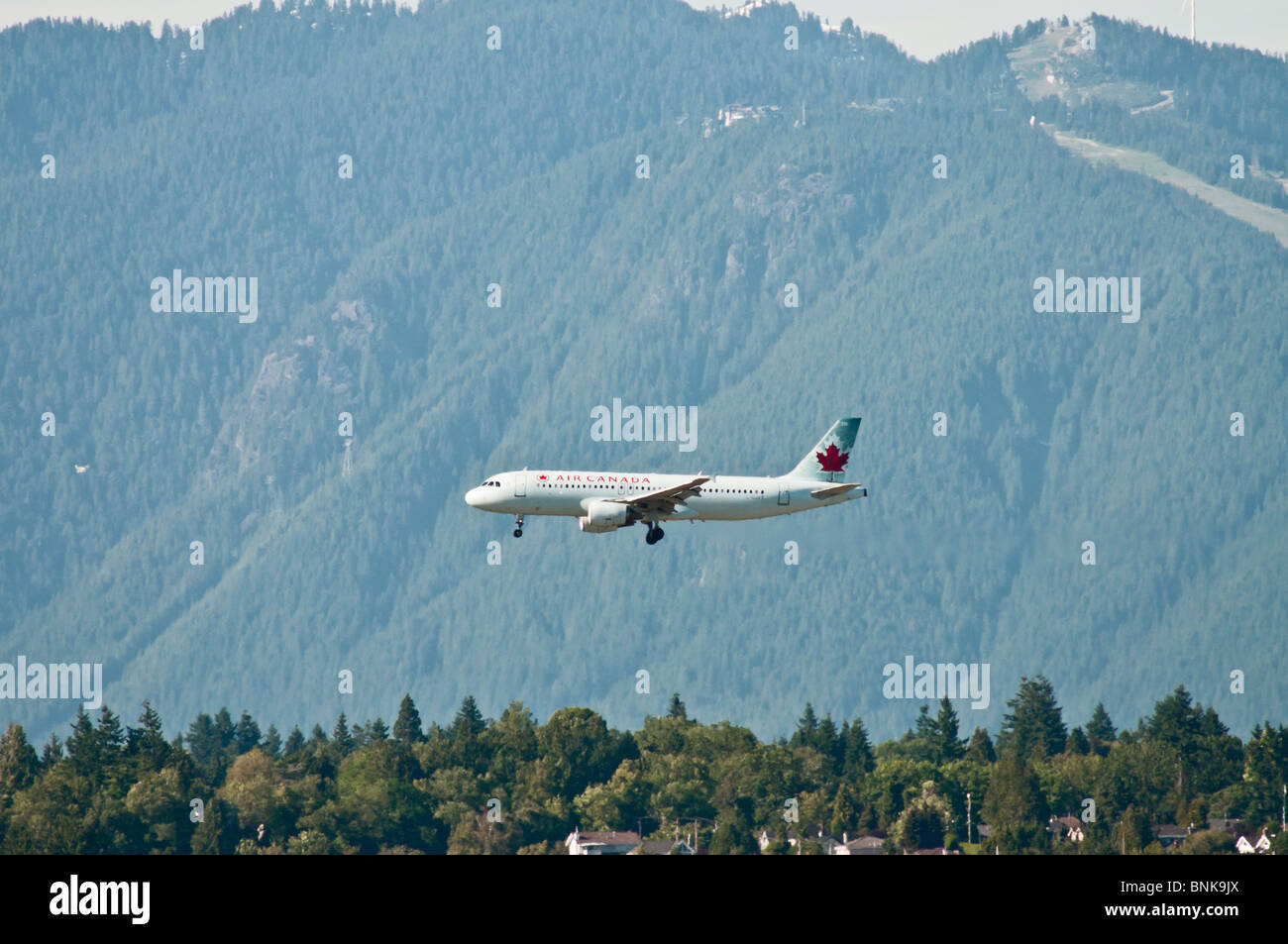 Un Airbus A320 d'Air Canada (A320-211) Avion de ligne commercial est vu en approche finale pour l'atterrissage à l'aéroport de Vancouver. Banque D'Images