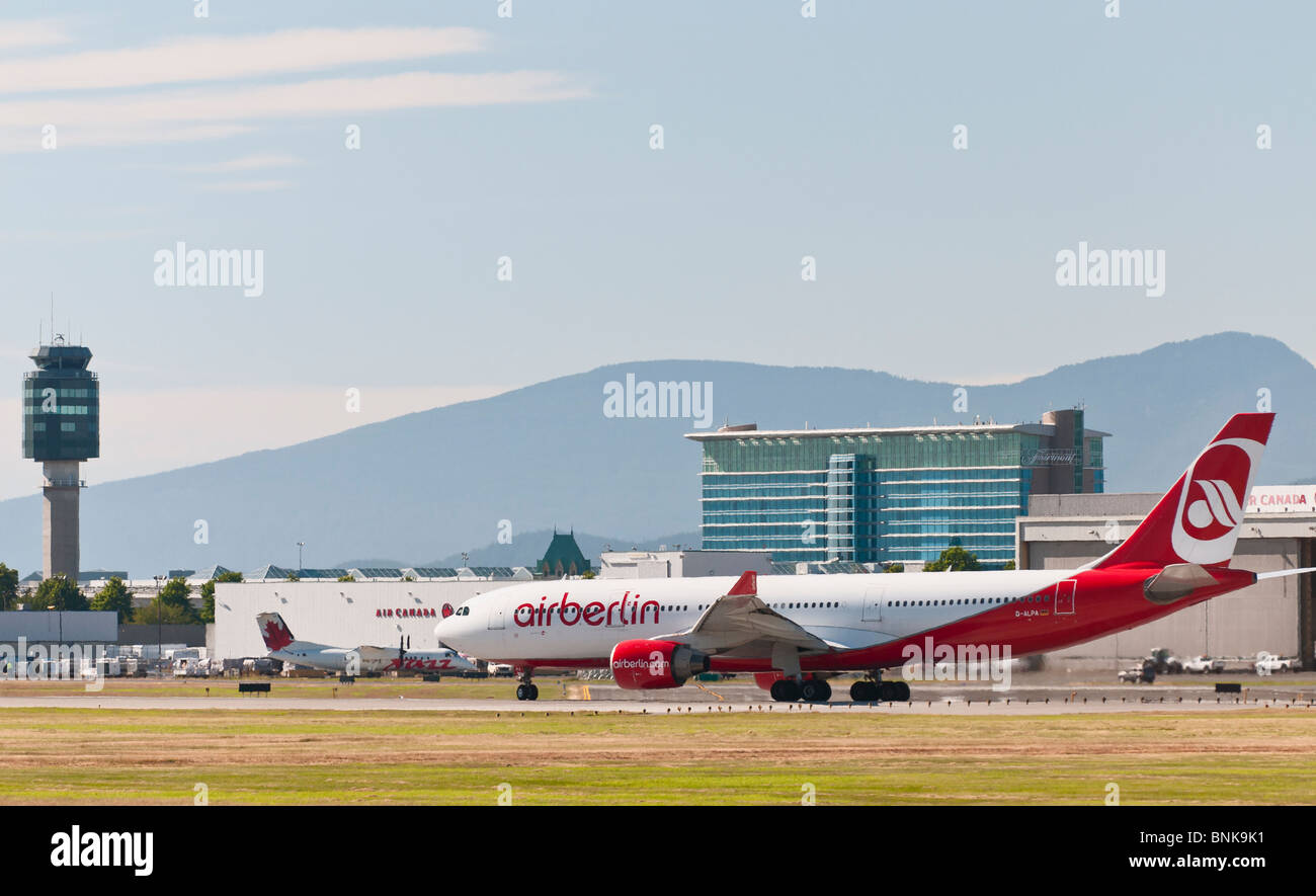 Un Airbus A330 Air Berlin (A330-223) Avion de ligne commercial est considéré prêt à décoller de l'Aéroport International de Vancouver. Banque D'Images