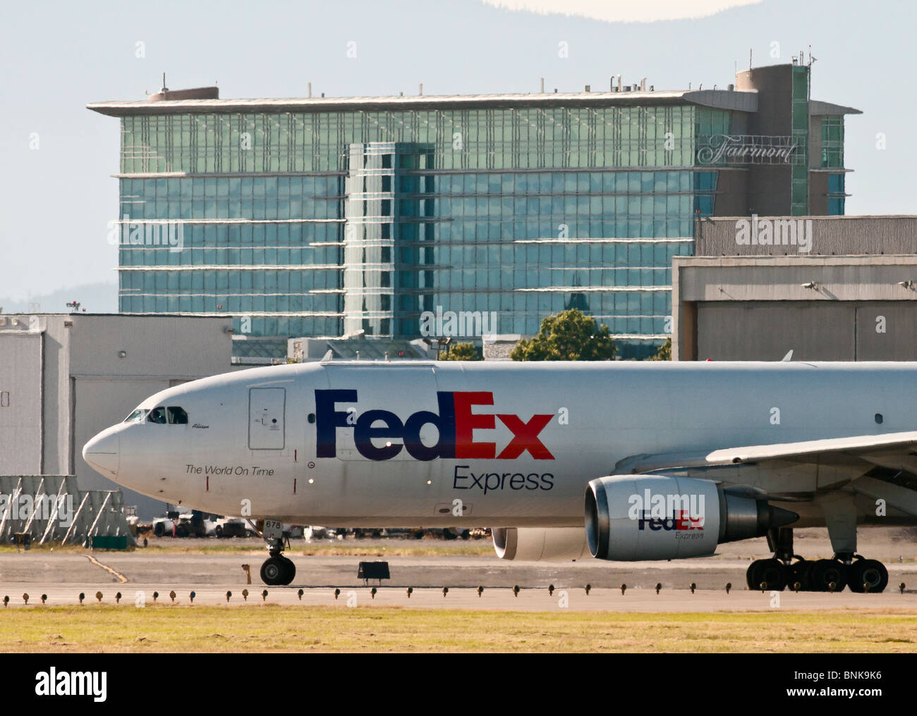 Un FedEx (Federal Express) Airbus A300 (A300F4-605R) cargo jet se prépare à décoller de l'Aéroport International de Vancouver. Banque D'Images