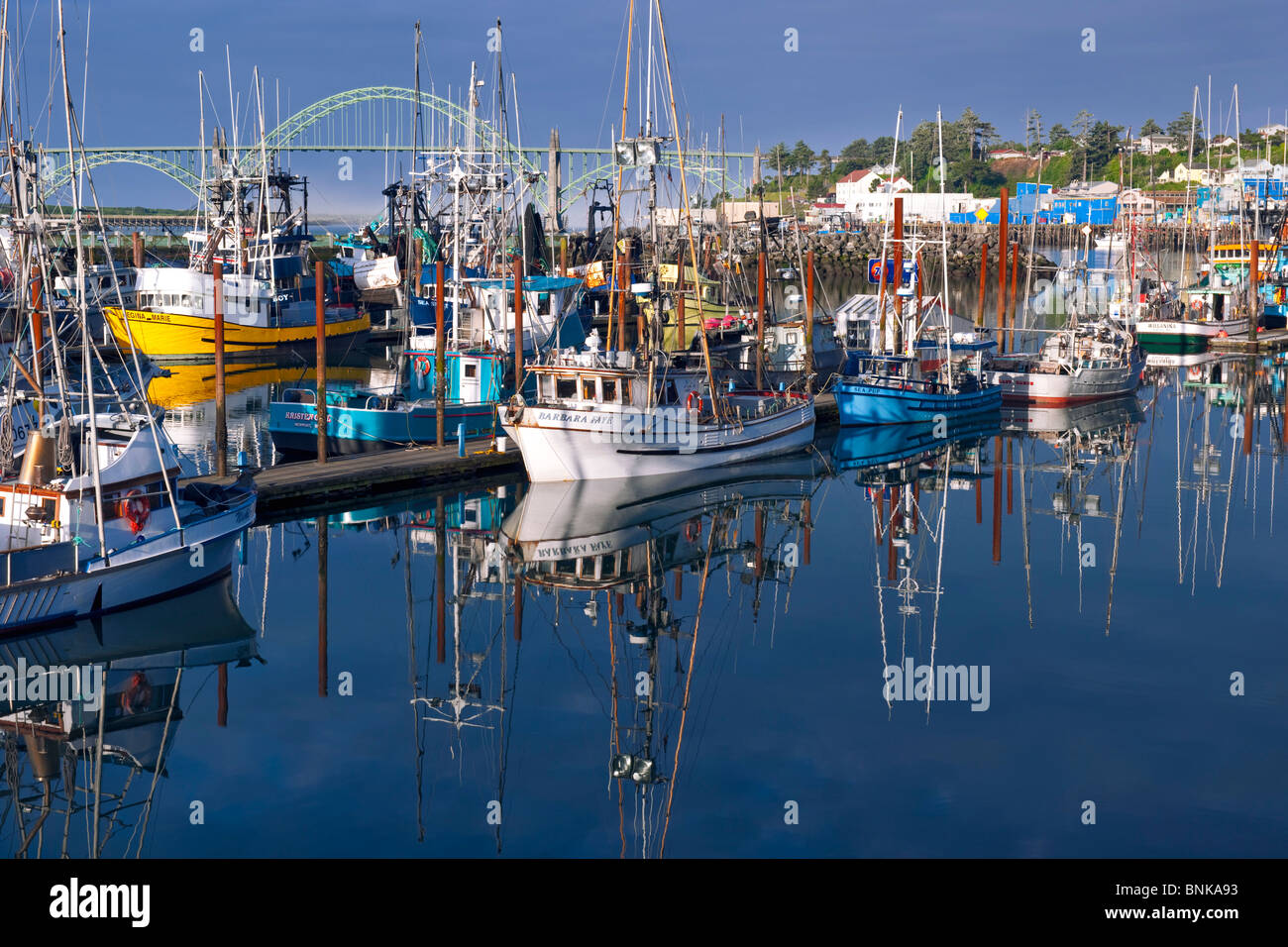 Tôt le matin, reflet de la flotte de pêche avec Newport Oregon's Yaquina Bay Bridge. Banque D'Images