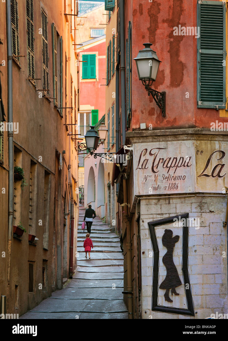 Scène de rue dans la Vieille Ville (old town) partie de Nice sur la côte d'Azur (Côte d'Azur) Banque D'Images