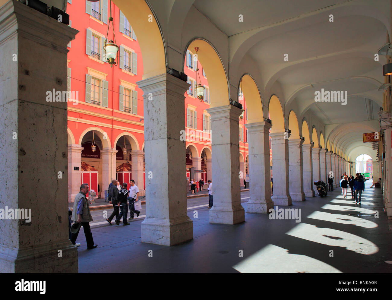 Scène de rue au centre-ville de Nice sur la côte d'Azur (Côte d'Azur) Banque D'Images