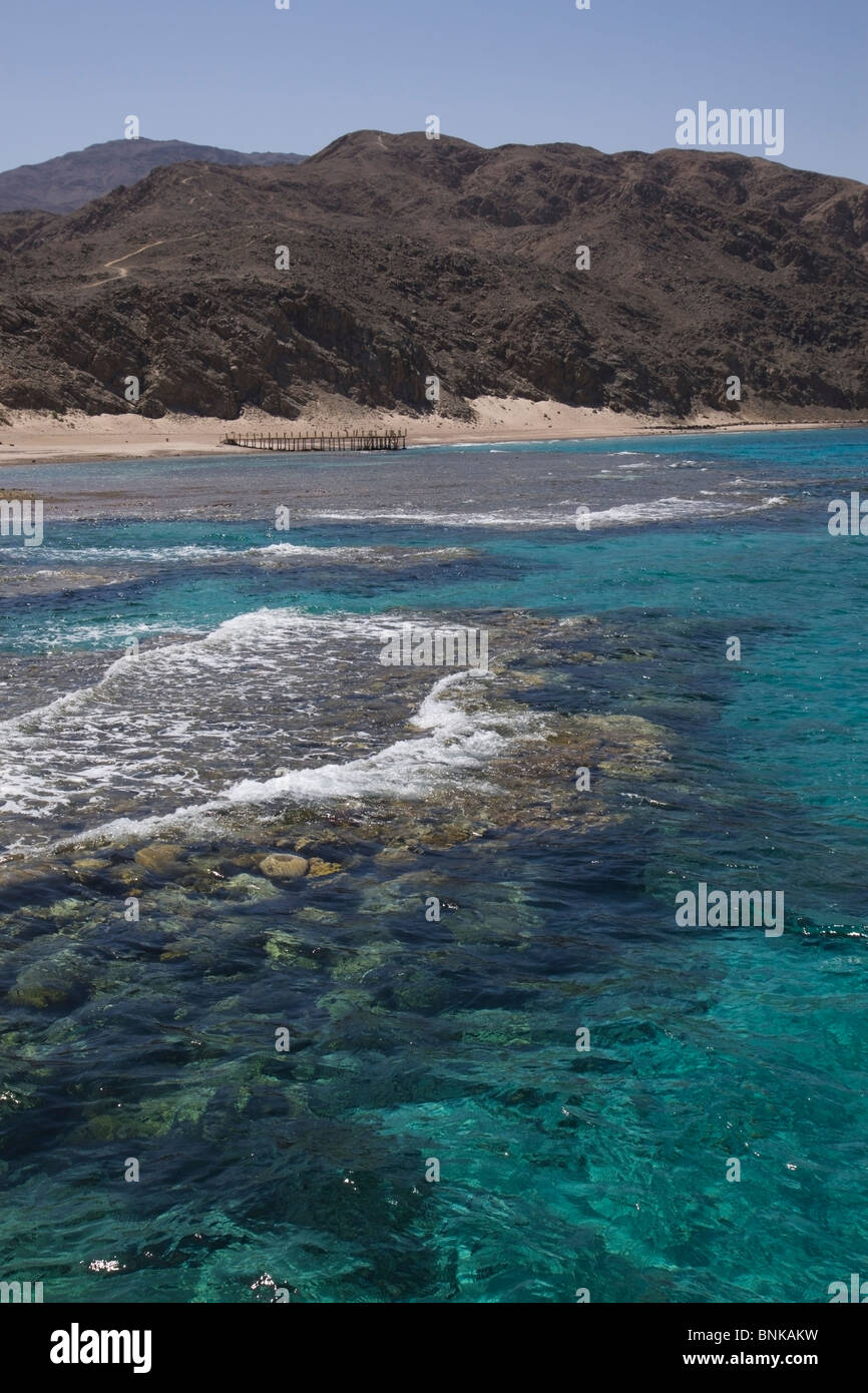 La recherche à travers la barrière de corail vers les montagnes du Sinaï à Taba, Egypte Banque D'Images