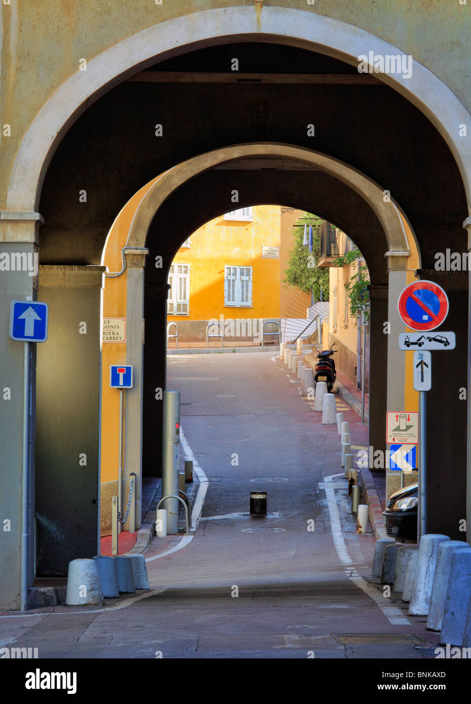 Scène de rue dans la Vieille Ville (old town) partie de Nice sur la côte d'Azur (Côte d'Azur) Banque D'Images