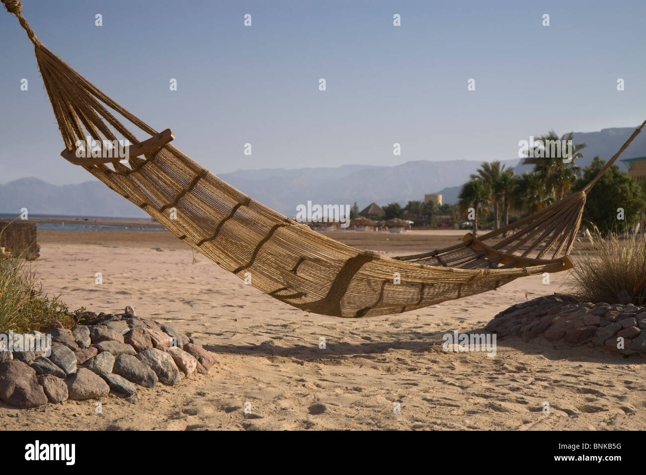 Un hamac entre deux palmiers sur une plage égyptienne Banque D'Images