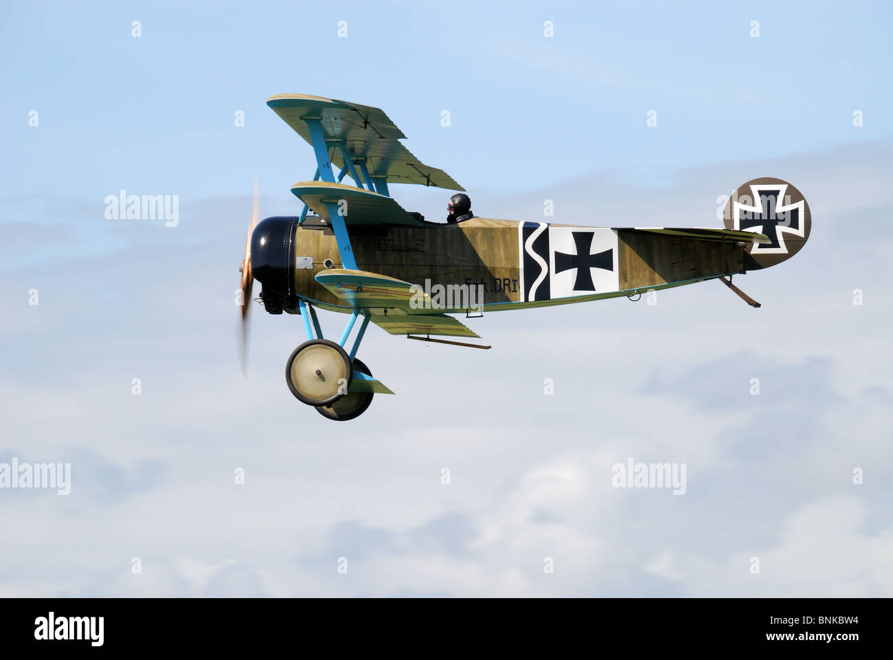 Une guerre mondiale 1 Fokker DR1 triplan de réplique en vol. Banque D'Images