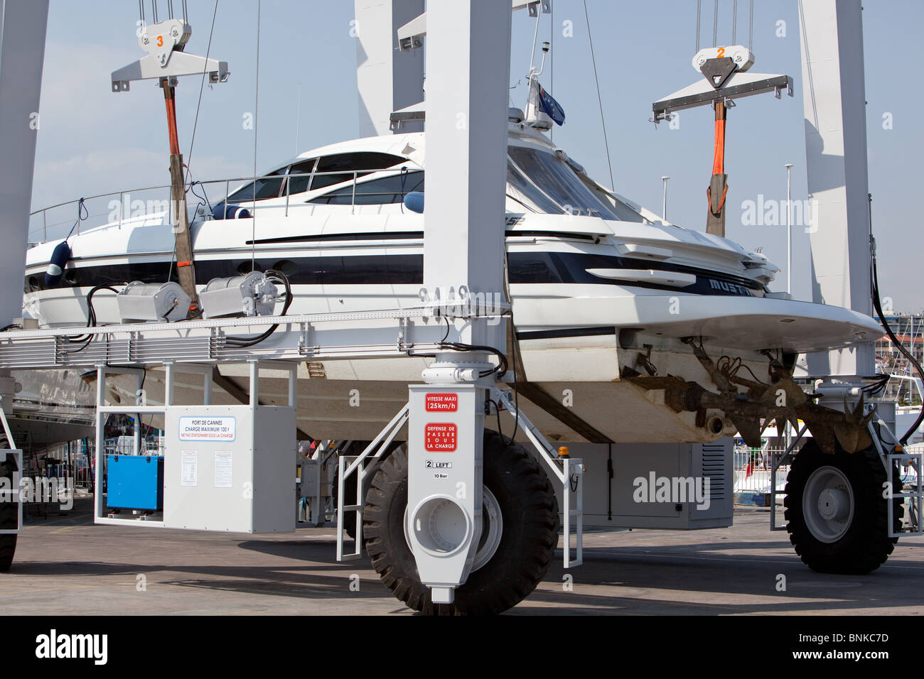 Billet d'ascenseur pour bateaux amphibies (contrôle à distance, toutes les roues motrices) chantiers de réparation de bateaux à Cannes sud de la France. Banque D'Images