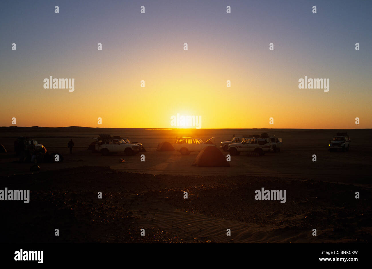 Un camp dans le désert du Sahara, à l'ouest de l'Waw Namus au coucher du soleil, la Libye Banque D'Images