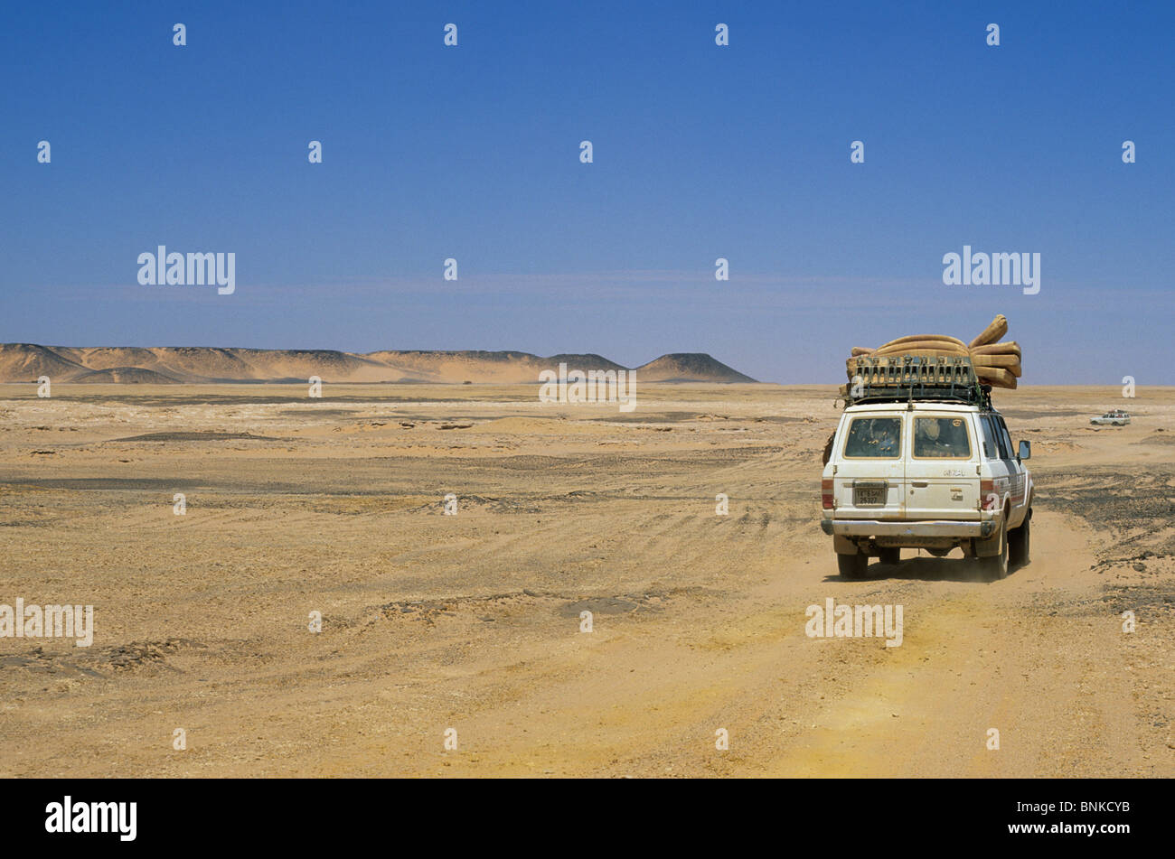 Un 4X4 roulant sur une mauvaise voie à travers le désert du Sahara, la Libye Banque D'Images