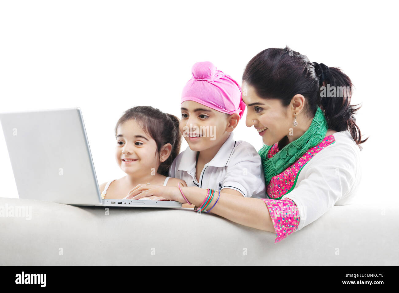 Mère et enfants looking at a laptop Banque D'Images