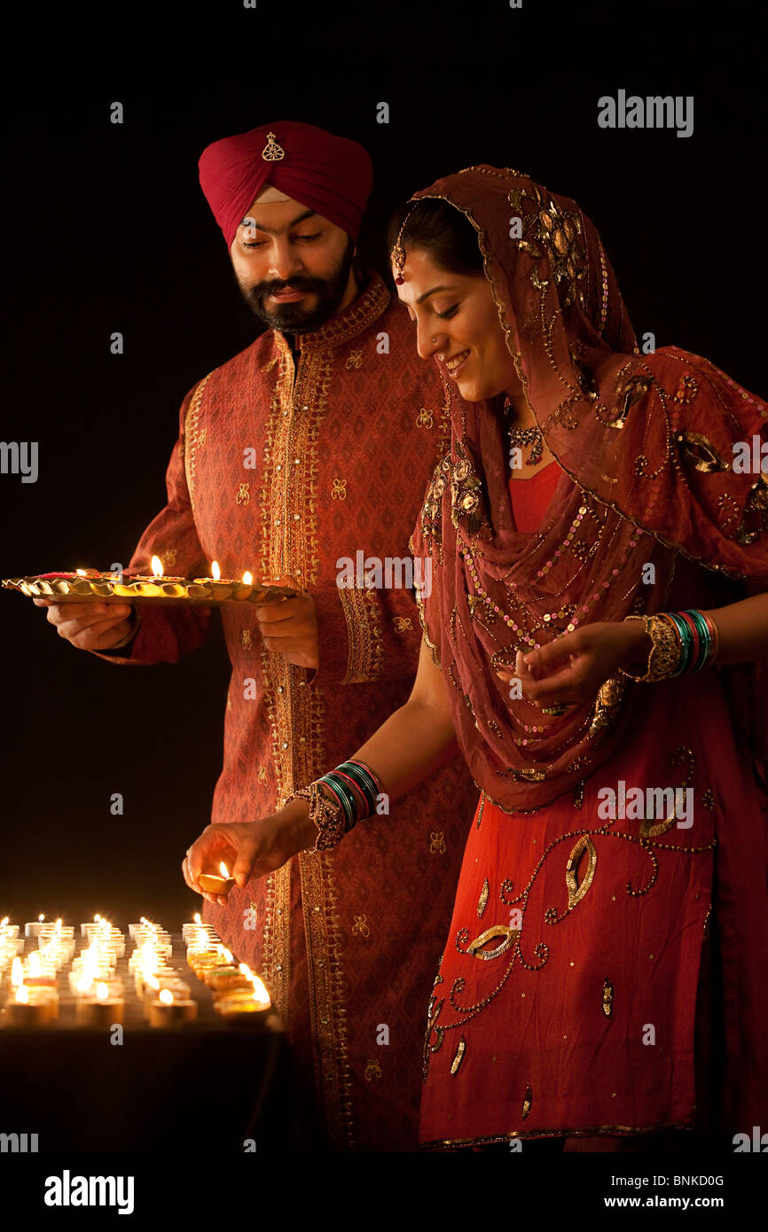 Couple avec diyas Banque D'Images