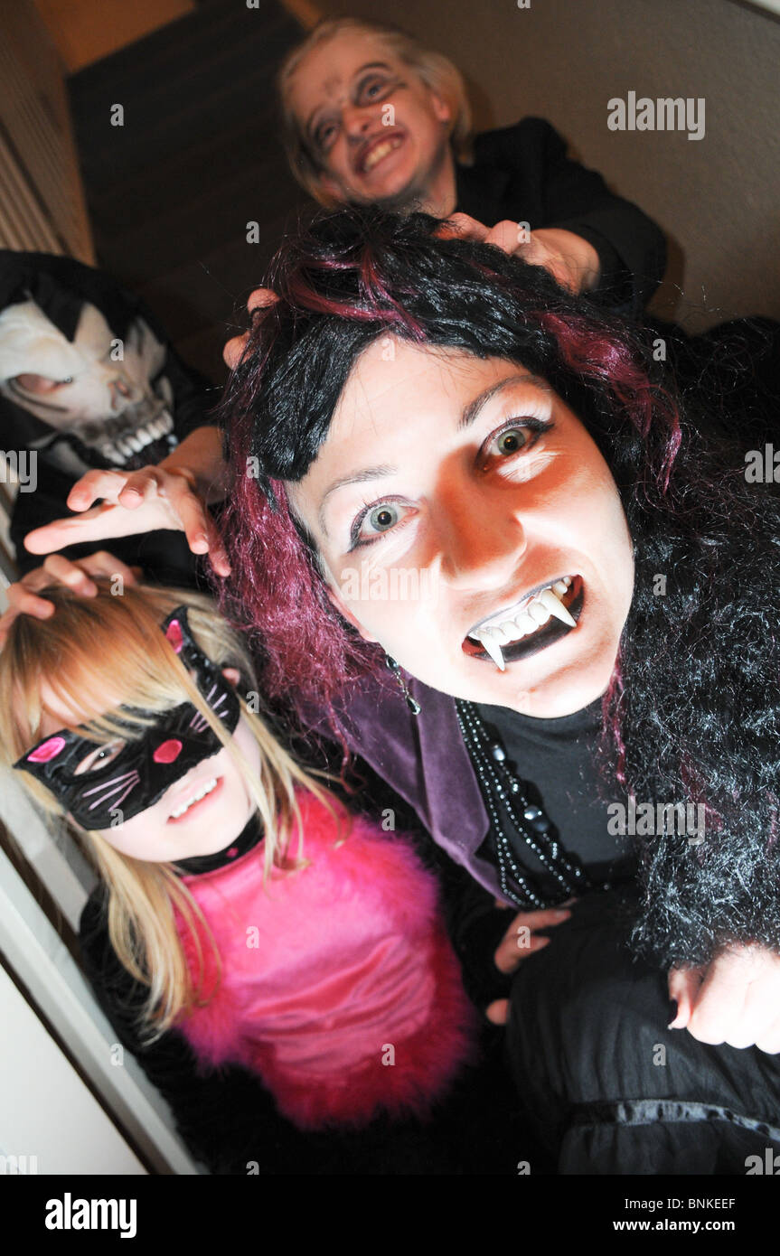 Fancy dress Halloween party avec un vampire sorcière maman et trois enfants Banque D'Images