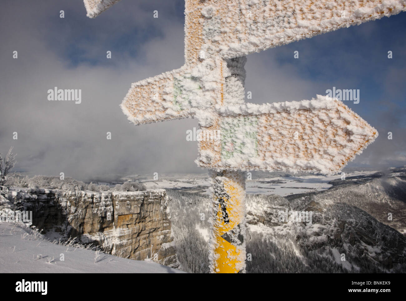 Signposts winters gel neige canton Neuchâtel law Creux du Van gulch cliff  rocher montagne montagnes montagnes pierre Photo Stock - Alamy