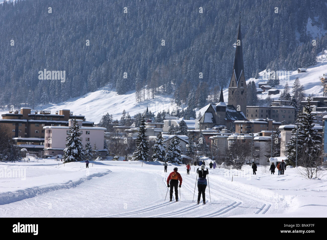 Suisse Les sports d'hiver ski de fond Le ski de fond place Davos Davos Platz église Saint Johann canton Banque D'Images