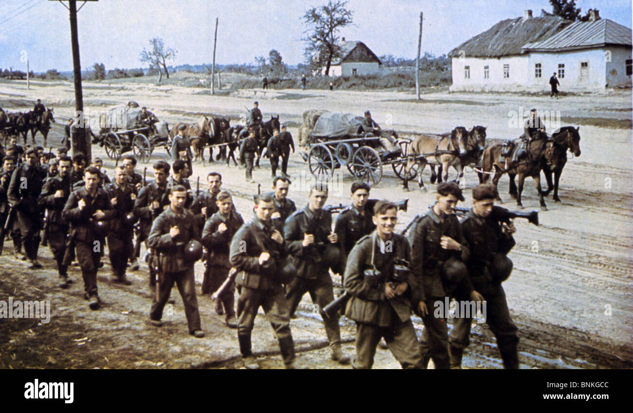 L'opération Barbarossa l'avance des troupes allemandes en Russie à l'opération Barbarossa de juin 1941 avec train bagages tirés par des chevaux. Banque D'Images