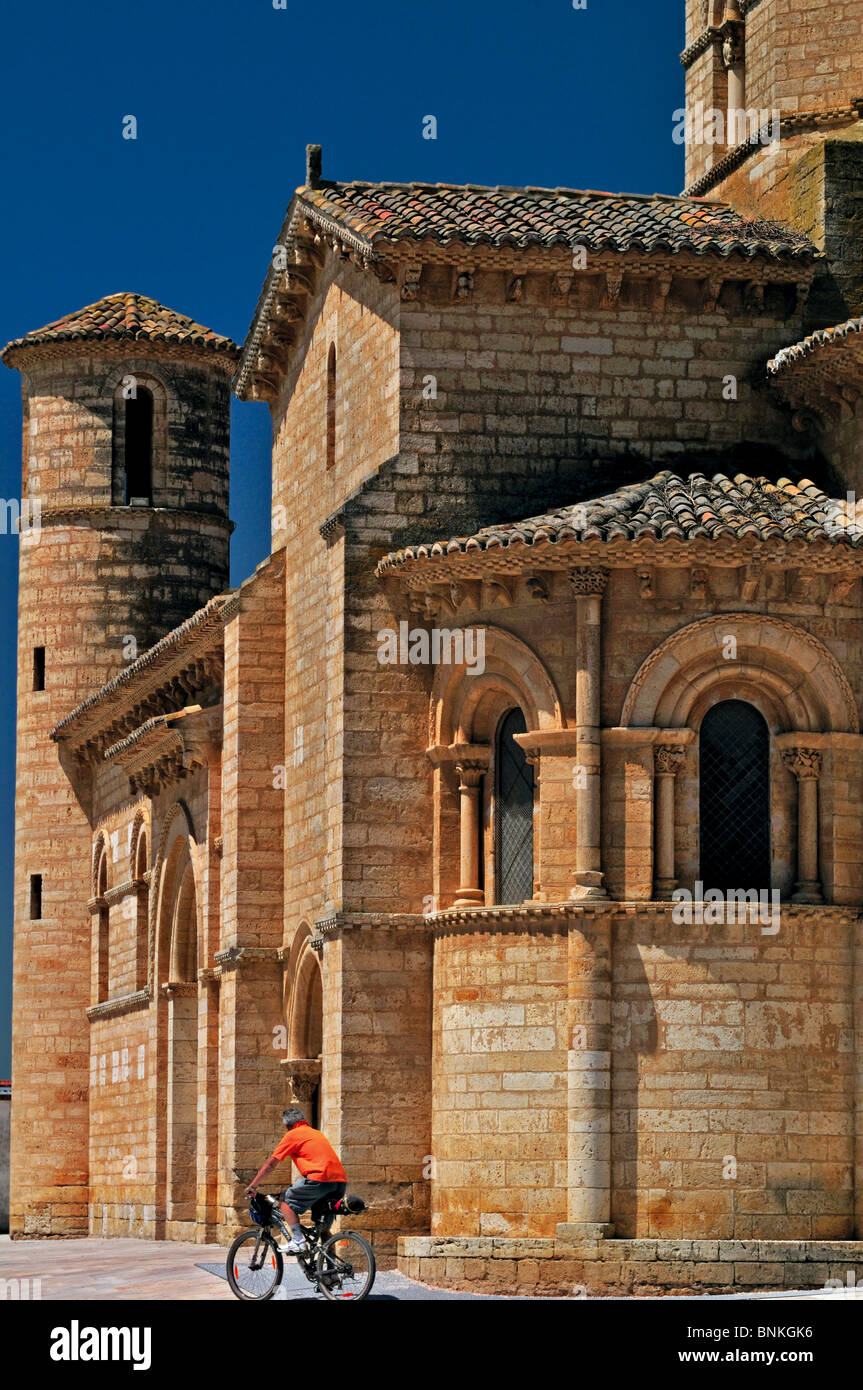 L'Espagne, Saint James Way : Biker en face de l'église San Martin de Fromista Banque D'Images