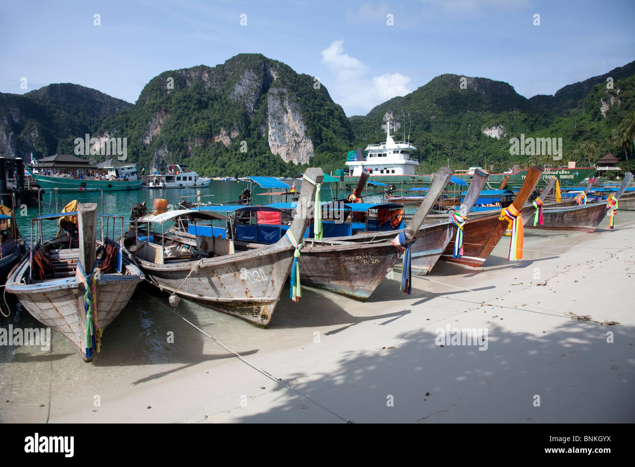 Longs bateaux amarrés sur une plage, les îles Phi Phi, Thaïlande Banque D'Images